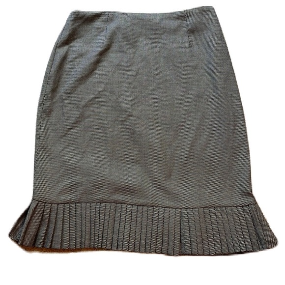 Signature by Larry Levine Dresses & Skirts - Signature by Larry Levine size 10 pencil skirt with pleated bottom